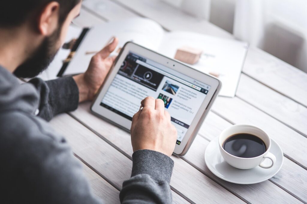 man, reading, touchscreen, blog, digital, tablet, working, screen, coffee cup, touching, touch, samsung, stylus, pen, technology, device, coffee, cup